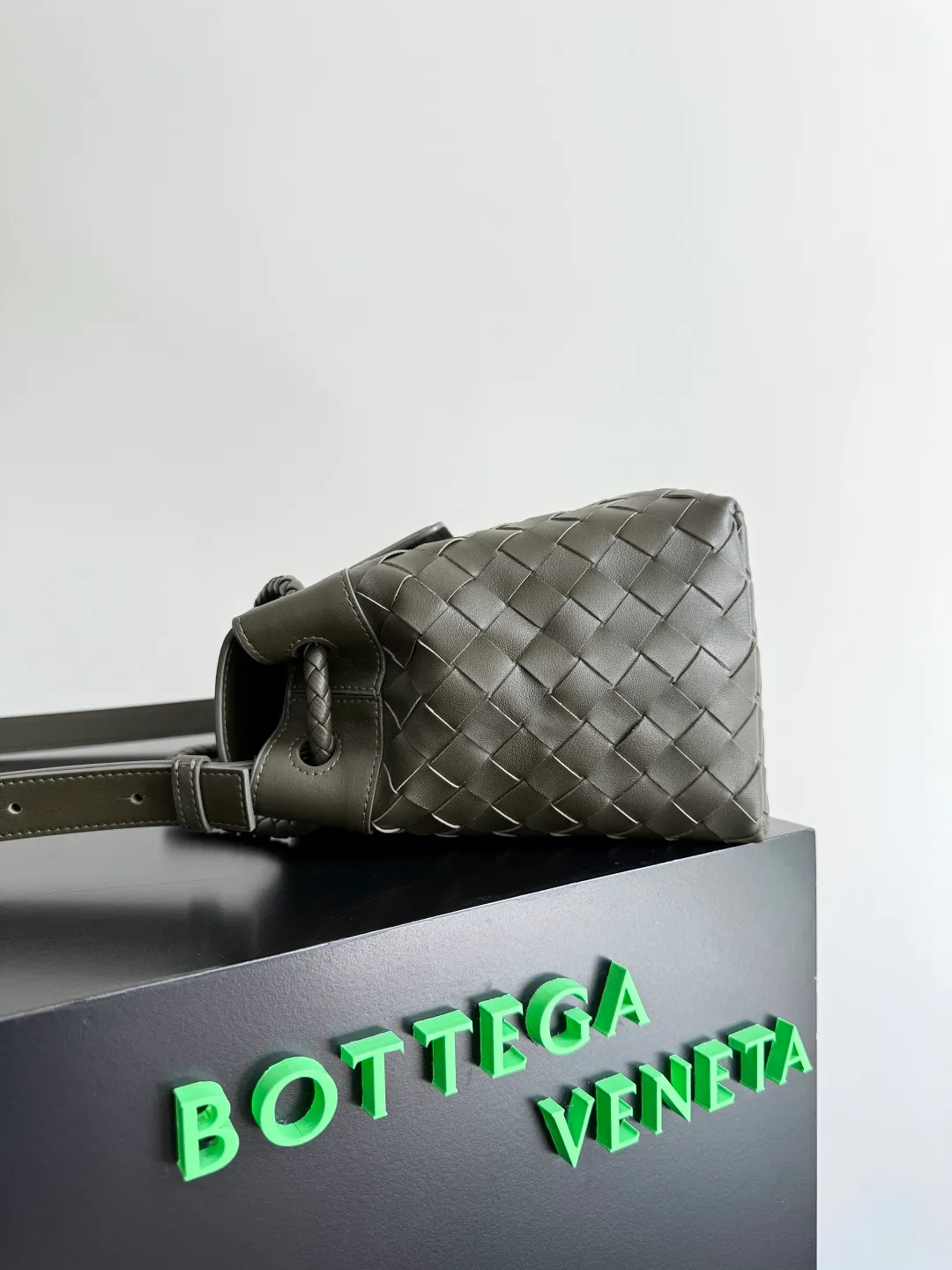 Batch 2460 BOTTEGA VENETA Bottega Veneta's 2025 new product for men ANDIAMO Bottega Veneta's main recommendation is undoubtedly the Andiamo small size. The first new favorite of the 2025 new product is a men's figure buckle bag. It can be seen that the designer has used many small ideas. The detachable crossbody strap is very convenient. It is convenient for elite office workers to reduce the burden on their hands when carrying work logs and office supplies. The interior is divided into two large compartments and a small zippered compartment. Unlike the women's model, the compartments here are not removable. The fixed large single layer also makes it easier to pack lightly when going out to work, and avoids the accumulation of too many small items. Style number: 815781 Size: 29*20*13cm